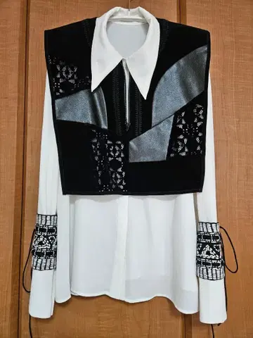 손자수 부착 커프스 (블랙 베이스에 화이트 실)