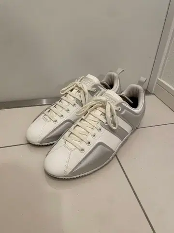 오니츠카타이거 Sclaw Puff 27.5cm 화이트