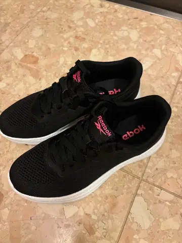 Reebok 거의 새상품 블랙 러닝화 할인 OK