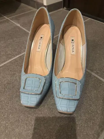 DIANA 스카이블루 악어 무늬 펌프스 중간 힐