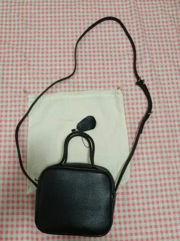 Aeta 블랙 가죽 숄더백