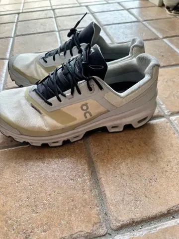 On 방수 러닝화 화이트/그레이