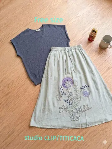 studio CLIP/TITICACA 자수 스커트와 V넥 상의 세트