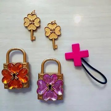 수호캐릭터 험프티 록과 히나모리 아무의 머리 장식 가챠가챠