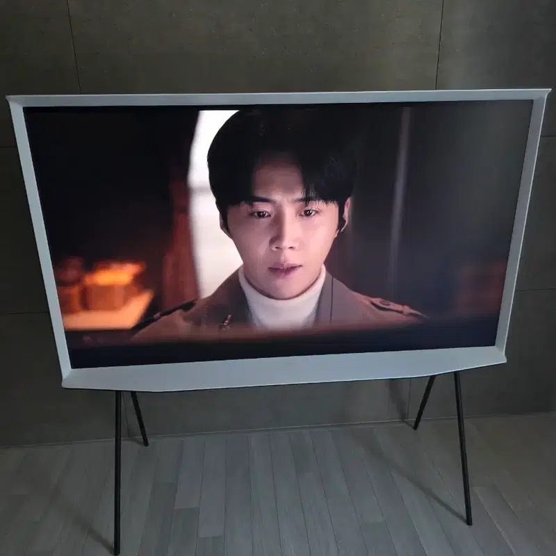 삼성 더 세리프 TV 화이트 스탠드형 65인치