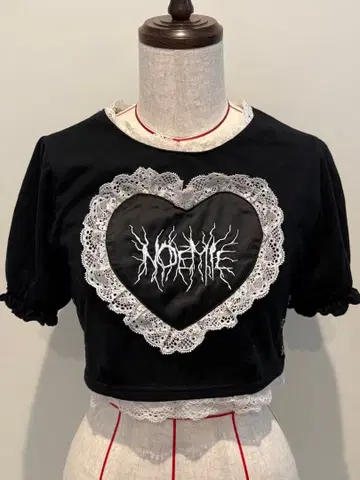 [ NOEMIE ] 하트 새틴 프릴 스핀들 쁘띠 T