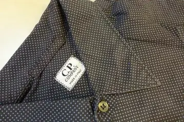 새상품급 이탈리아제 CP 컴퍼니 라벤더 계열 도트 긴팔 셔츠 2:M 정도