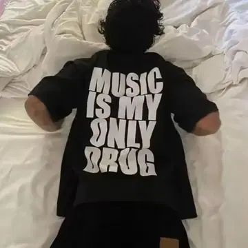 MUSIC IS MY ONLY DRUG 티셔츠 BLACK