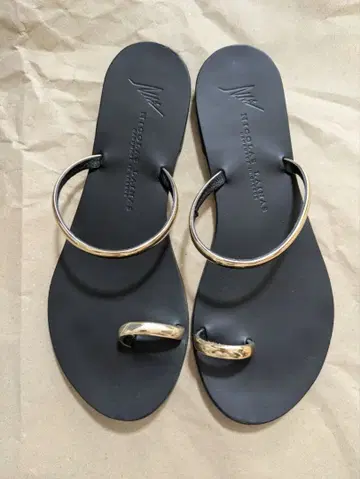 니콜라스 라이너스 플랫 통 샌들 37 블랙