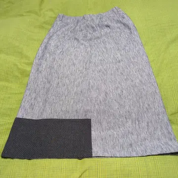 군겐도 sea의 그레이 계열 롱 스커트 밑단 블랙 악센트