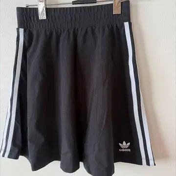 adidas 블랙 플레어 스커트