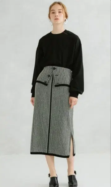 유나이티드 도쿄 롱 스커트 화이트 x 블랙 새상품급