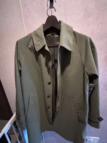 올리브색 버튼 달린 롱 트렌치코트