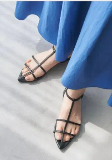 le talon 인티드 더블 T 스트랩 샌들