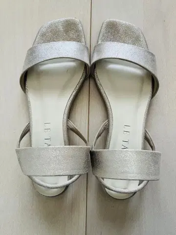 LE TALON 실버 플랫 샌들