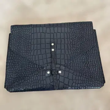 EPOCA 크로커다일 패턴 클러치백 블랙