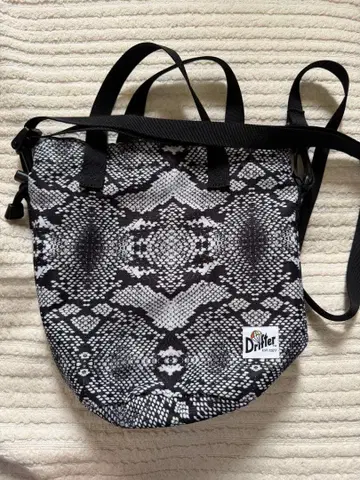 Drifter 스네이크 스킨 패턴 드로우 스트링 파우치