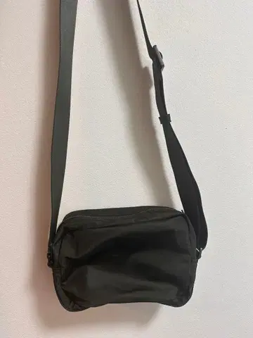 COS(코스) 숄더백 그린