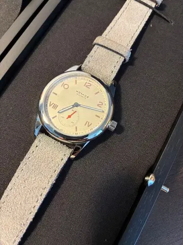 노모스 클럽 캠퍼스 36mm 아이보리 다이얼 CL1A1W1CP