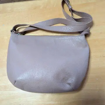 베이지 가죽 숄더백