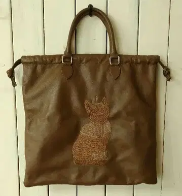 가죽 핸드백 (고양이 패턴 자수)