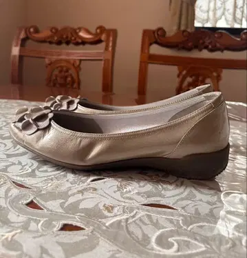 소가죽 펌프스 25.5cm 베이지