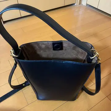 ZARA 블랙 버킷백 가죽 숄더백