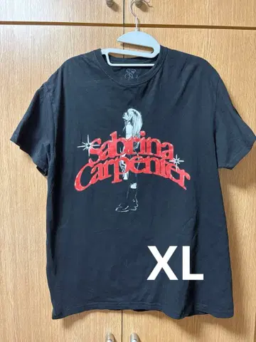 사브리나 카펜터 블랙 티셔츠