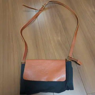 오렌지 가죽과 블랙 캔버스의 숄더백