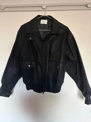 블랙 가죽 자켓 지퍼 달린 짧은 기장