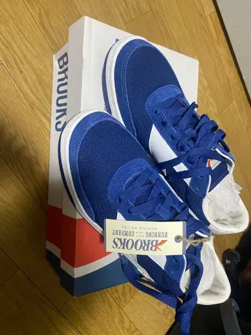 Brooks 네이비 스니커즈