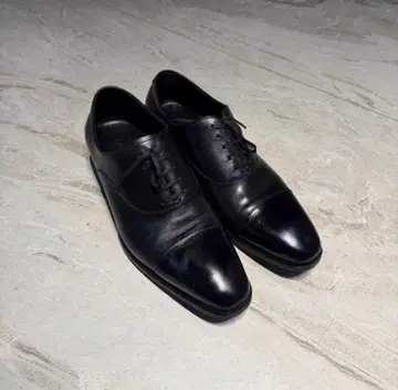 블랙 가죽 캡토 드레스 슈즈