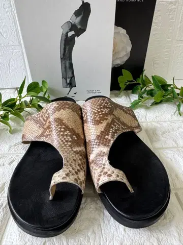 어반 리서치 가죽 커버 샌들