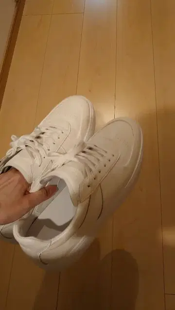 화이트 가죽 스니커즈