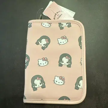 새상품 HELLO KITTY x JISOO 콜라보 키티 여권 케이스