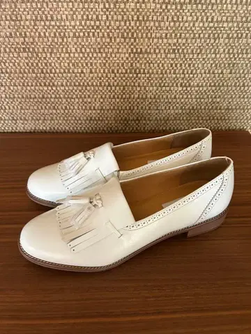 화이트 가죽 프린지 로퍼