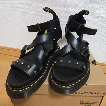 닥터 마틴 블랙 스터드 샌들