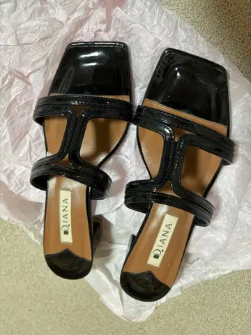 DIANA 블랙 에나멜 뮬