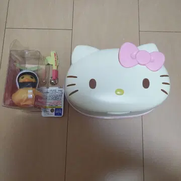 헬로키티 웨트 케이스와 키티 오리 대장과 자전거 열쇠 3종 세트입니다.
