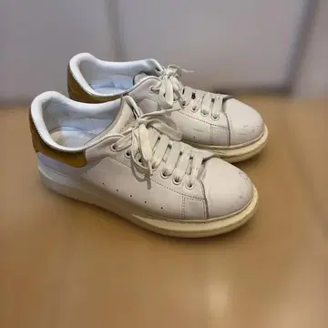 ALEXANDER MCQUEEN 화이트/골드 스니커즈