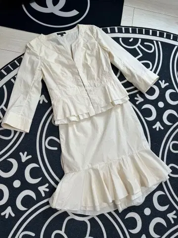 새상품급 EPoca 아이보리 프릴 셋업 ITL 40