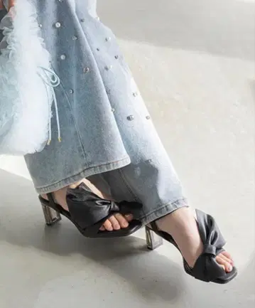 란다 빅 리본 클리어 힐 샌들 여성용