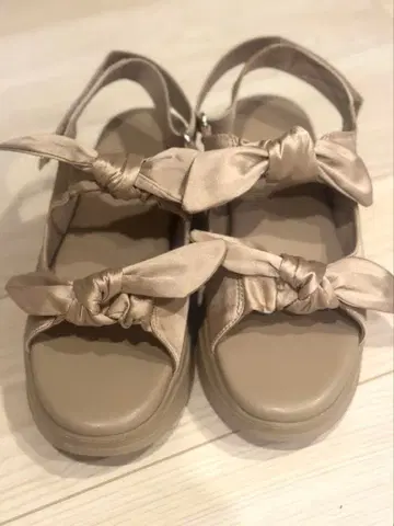 [새상품급] Le Talon 완판템 리본 포함 새틴 베이지 샌들