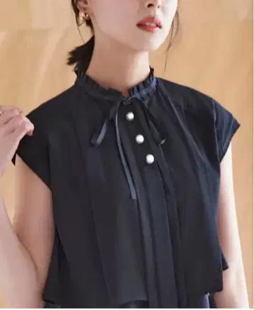 새상품급 루일 에 부티크 펄 버튼 프렌치 슬리브 블라우스 L