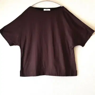 [ ebure 에부르 ] 티셔츠 브라운 보트넥