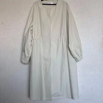 크림색 롱 코트 허리밴딩