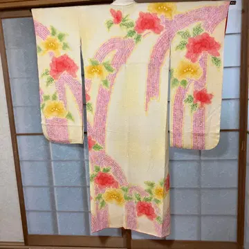 화려한 쥐어짜기 꽃무늬 후리소데