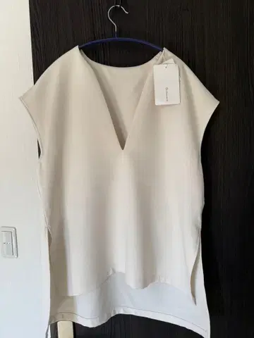 V넥 슬리브리스 상의 크림색 새상품