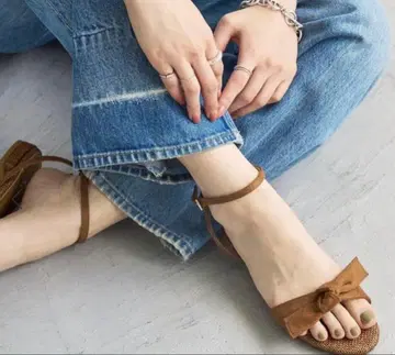 LE TALON 리본 포함 브라운 샌들