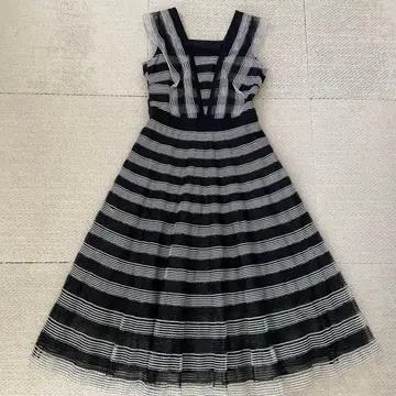 EPOCA 블랙 앤 화이트 스트라이프 플레어 원피스